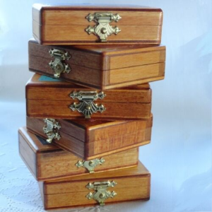 FRENCH Miniature Wooden Box ''agrafes couturières pour jupes et''